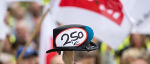 Ein Hut mit Sticker „2,50“ wird während einer Verdi-Kundgebung hochgehalten.
