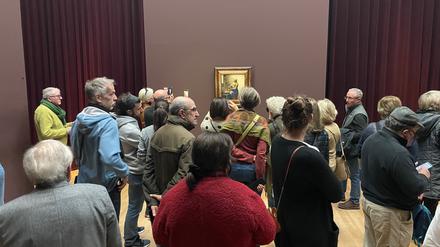 Besucher im Amsterdamer Rijksmuseum drängen sich um Vermeers „Dienstmagd mit Milchkrug“ (1658-1660).