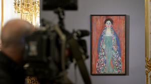 Das Gemälde „Bildnis Fräulein Lieser“  von Gustav Klimt im  Wiener Auktionshaus im Kinsky vorgestellt.