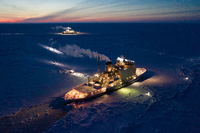 Das Versorgungsschiff  "Kapitan Dranitsyn" (vorne) erreichte im Februar das Forschungsschiff "Polarstern" (im Hintergrund).  Foto: Steffen Graupner/Alfred-Wegener-Institut/dpa 