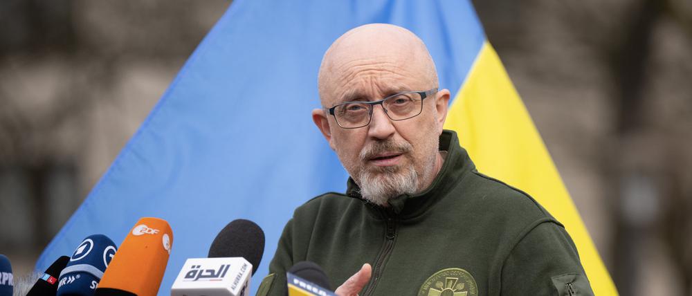 Olexij Resnikow, Verteidigungsminister der Ukraine, im April während des Abschlussstatements des Treffens der US-geführten Ukraine-Kontaktgruppe auf der US-Airbase Ramstein zu Journalisten.