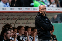 Trainer Sofian Chahed kassierte mit seinem Team eine klare Niederlage gegen Wolfsburg. Foto: dpa