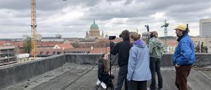 Schüler der Voltaireschule bei den Dreharbeiten ihres Films auf dem Dach des Rechenzentrums. 