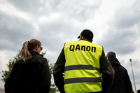 Der Qanon-Verschwörungsmythos breitet sich auch in Brandenburg aus. Foto: Fabian Strauch/dpa