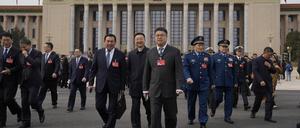 04.03.2024, China, Peking: Delegierte verlassen nach einer vorbereitenden Sitzung des Chinesischen Nationalen Volkskongresses (NVK) die Große Halle des Volkes. Foto: Ng Han Guan/AP/dpa +++ dpa-Bildfunk +++