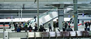 15.11.2023, Berlin: Menschen steigen aus dem ICE und gehen die Rolltreppe hoch. Am Mittwoch morgen fahren die Züge noch. Für heute Abend ist ein bundesweiter Warnstreik bei der Deutschen Bahn angekündigt Foto: Annette Riedl/dpa +++ dpa-Bildfunk +++