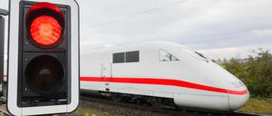 Eine rote Ampel leuchtet an einem Bahnübergang als ein ICE der Deutschen Bahn auf der Strecke Hildesheim - Berlin fährt. Die Gewerkschaft Deutscher Lokomotivführer (GDL) hat erneut zu einem Streik bei der Deutschen Bahn AG aufgerufen.