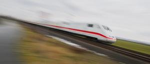 Ein ICE der Deutschen Bahn fährt auf der Strecke Hildesheim - Berlin. Die Gewerkschaft Deutscher Lokomotivführer (GDL) hat ihre Mitglieder für den Zeitraum von Donnerstagabend bis Freitagabend zu einem Warnstreik bei der Deutschen Bahn aufgerufen.