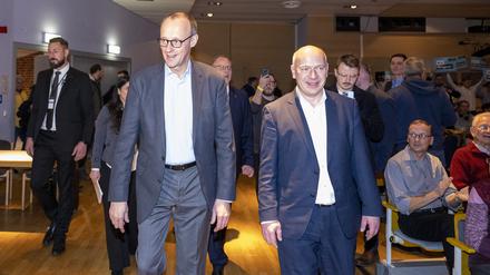 Friedrich Merz (l-r), Bundesvorsitzender der CDU, und Kai Wegner, Spitzenkandidat der CDU Berlin, kommen zu einem Wahlkampf-Bürgertreffen im Gemeinschaftshaus Gropiusstadt im Bezirk Neukölln. 