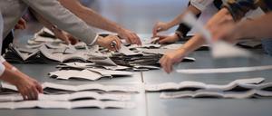 Wahlhelfer und Wahlhelferinnen zählen in einem Wahllokal Stimmzettel für die Bundestagswahl. Wegen der vielen Pannen bei der Bundestagswahl 2021 in Berlin haben die Fraktionen von AfD und CDU/CSU nach eigenen Angaben ihre angekündigten Wahlprüfungsbeschwerden in Karlsruhe eingereicht. +++ dpa-Bildfunk +++
wahl0824
