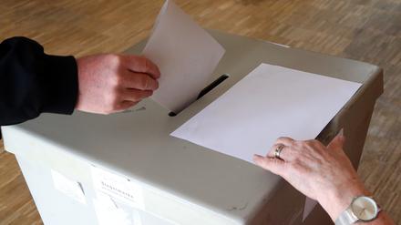 Stimmabgabe an einer Wahlurne.