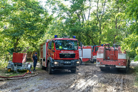 Da das Waldbrandgebiet munitionsbelastet ist, kann die Feuerwehr das Gelände nicht betreten, sondern nur von den Rändern aus löschen. Foto: dpa/Frank Hammerschmidt