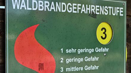 Ein Schild vom Landesbetrieb Forst Brandenburg mit den Waldbrandgefahrenstufen steht Stufe 3 «mittlere Gefahr».