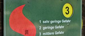 Ein Schild vom Landesbetrieb Forst Brandenburg mit den Waldbrandgefahrenstufen steht Stufe 3 «mittlere Gefahr».