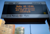 Streikende Arbeitnehmer der Berliner Verkehrsbetriebe. Foto: picture alliance/dpa
