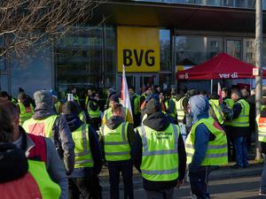 Zahlreiche Beschäftigte nehmen an einer Kundgebung vor der BVG-Zentrale teil.