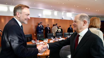 Bundesfinanzminister Christian Lindner (FDP) (l.) und Bundeskanzler Olaf Scholz (SPD) (r.). 