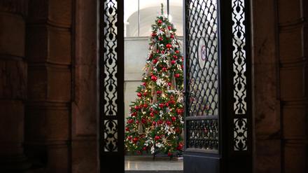 Weihnachtsbaum im Foyer des Potsdamer Stadthauses.