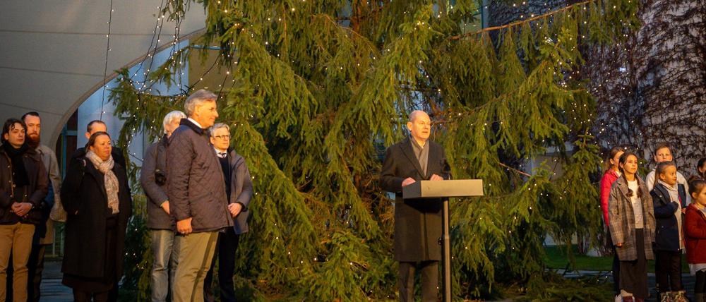 Olaf Scholz (SPD) steht vor der «Kanzler-Tanne», dem Weihnachtsbaum im Bundeskanzleramt.