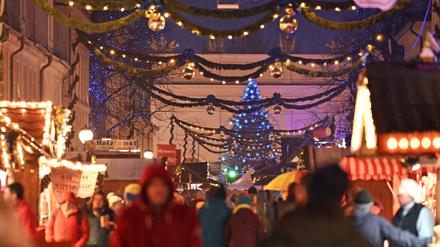 Der Weihnachtsmarkt „Blauer Lichterglanz“ in der Brandenburger Straße. 