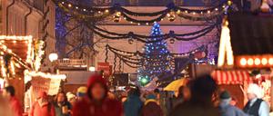 Der Weihnachtsmarkt „Blauer Lichterglanz“ in der Brandenburger Straße. 