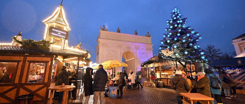 Potsdam, 27.11.2023 / Lokales / Weihnachtsmarkt „Blauer Lichterglanz“, S