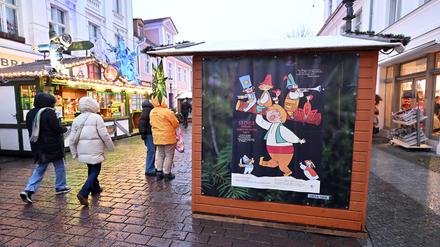 Ein Filmplakat auf dem Weihnachtsmarkt „Blauer Lichterglanz“ in Potsdam.