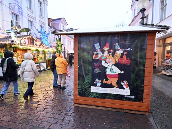 Kritik am Potsdamer Weihnachtsmarkt: Mit Buden zugestellte Schaufenster und Eingänge in der Brandenburger Straße.