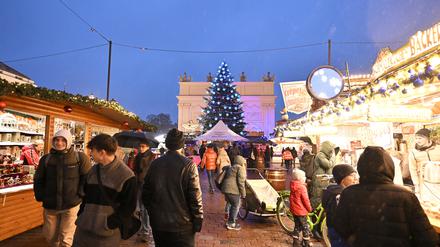Der Weihnachtsmarkt „Blauer Lichterglanz“ in der Brandenburger Straße.