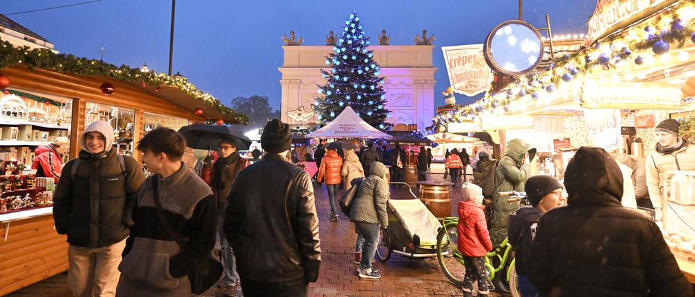Der Weihnachtsmarkt „Blauer Lichterglanz“ in der Brandenburger Straße.