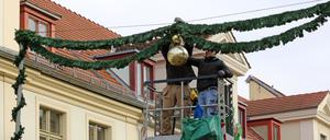In der Brandenburger Straße wird Weihnachtsschmuck angebracht.