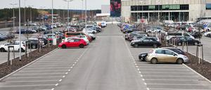 Grünheide: Viele Plätze auf dem Parkplatz vor dem Eingang zur Tesla Gigafactory sind nicht besetzt.