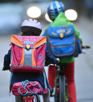 Kinder auf dem Weg zur Schule. Foto: picture alliance/dpa