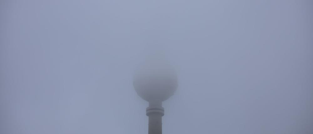 26.01.2023, Berlin: Tiefhängende Wolken verdecken die Spitze des Berliner Fernsehturms. Foto: Christoph Soeder/dpa +++ dpa-Bildfunk +++
