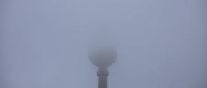 26.01.2023, Berlin: Tiefhängende Wolken verdecken die Spitze des Berliner Fernsehturms. Foto: Christoph Soeder/dpa +++ dpa-Bildfunk +++
