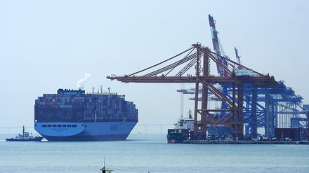 Ein Containerschiff beim Anlegen in einem Hafen in Xiamen in der südostchinesischen Provinz Fujian.