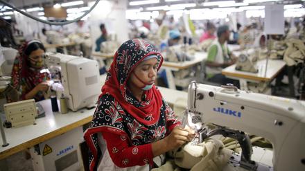 Arbeiterin in eine Textilfabrik beim Nähen an Nähmaschine in Savar. (Archivbild)