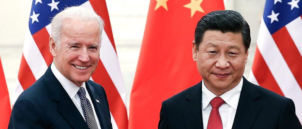Chinas Präsident Xi Jinping (r) steht zusammen mit Joe Biden, damals Vize-Präsident der USA, in der Großen Halle des Volkes in Peking. (Archivbild aus 2013)
