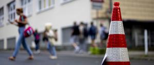 In Essen ist an der Bardelebenschule ab 7.45 Uhr das Befahren der Straße für 45 Minuten untersagt, die Schüler kommen zu Fuß über den Gehweg. 