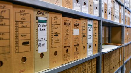 Viele Akten stehen in einem Magazinraum am 15.01.2018 in Brandenburgs einziger Stasi-Unterlagenbehörde in Frankfurt (Oder) (Brandenburg). 
