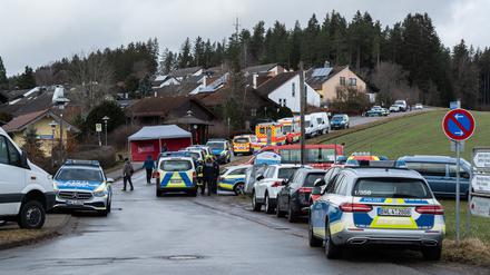 Zahlreiche Einsatzfahrzeuge der Polizei und des Rettungsdienstes stehen bei einem Wohngebiet in Baden-Württemberg bei einem Großeinsatz.