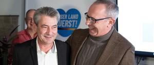 Scheint seine Wahl zum Pirnaer Oberbürgermeister noch gar nicht zu realisieren: Tim Lochner (links) zusammen mit Jörg Urban, Vorsitzender der AfD in Sachsen am Sonntagabend.