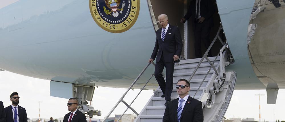 Joe Biden, Präsident der USA, verlässt die Air Force One nach seiner Ankunft auf dem internationalen Flughafen Ben Gurion.