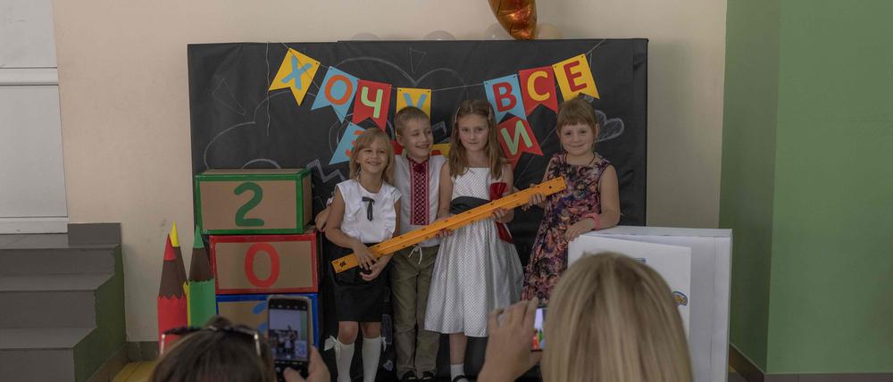 Schüler posieren für Fotos in einer Schule während einer Zeremonie zum Beginn des neuen Schuljahres in Irpin (Symbolbild).