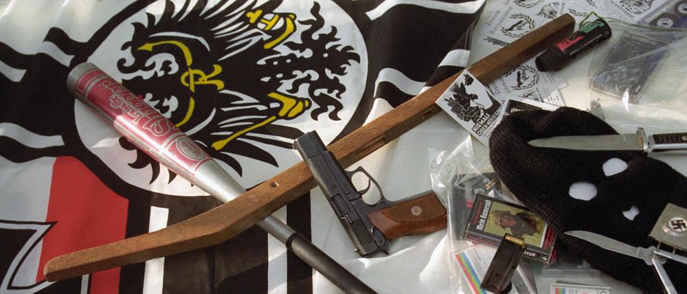 Was die Polizei so bei Razzien entdeckte: 1994 wurde diese Waffensammlung Rechtsextremer im Polizeipräsidium Cottbus präsentiert.