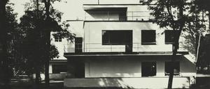 Walter Gropius’ Meisterhaus in Dessau, fotografiert von Lucia Moholy.