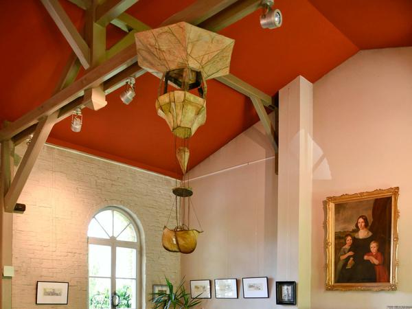 Wie einst im Romanischen Café zu Berlin. Die Lampe in Form einer Montgolfière ist eine Kopie des Originals. 