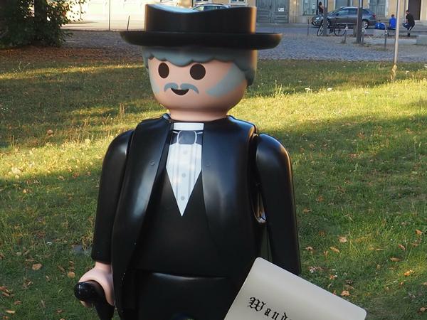 Fontane mal anders - als Playmobil-Wanderer. Diese Figur wurde exklusiv zum 200. Geburtstag des Dichters in diesem Jahr für die Stadt Neuruppin angefertig. 