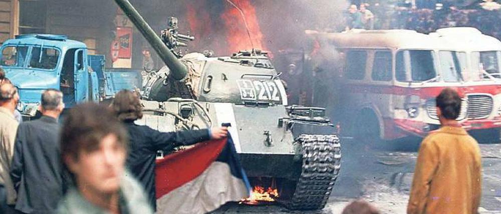 Mut der Verzweifelten. Am 21. August 1968 werfen Prager Demonstranten Steine auf sowjetische Panzer. 