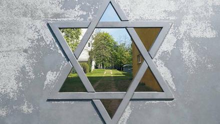 Abtauchen in eine andere Welt. Ein Tor des Jüdischen Friedhofs in der Schönhauser Allee in Prenzlauer Berg.